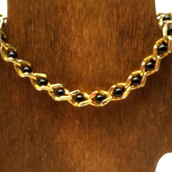 AVON Bracelet CAPTURED TREASURES Gold-tone Curb Link Faux Black Onyx Beaded Acce - Picture 2 of 12